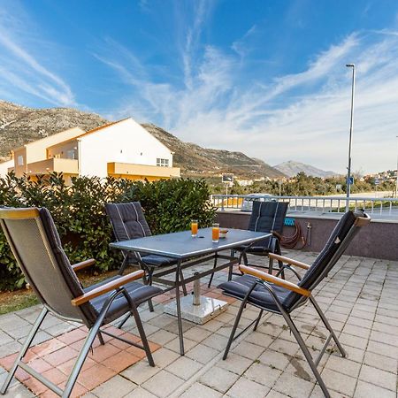 Spacious 2-Bedroom Apartment With Terrace And Parking ツァヴタット エクステリア 写真