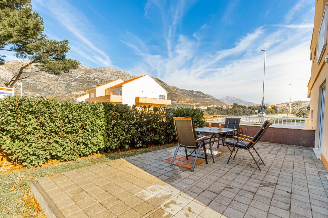 Spacious 2-Bedroom Apartment With Terrace And Parking ツァヴタット エクステリア 写真