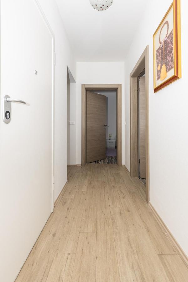 Spacious 2-Bedroom Apartment With Terrace And Parking ツァヴタット エクステリア 写真