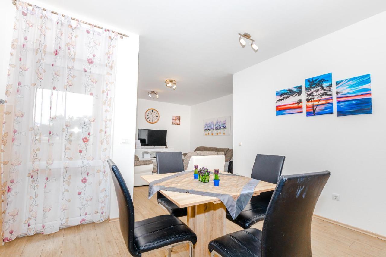Spacious 2-Bedroom Apartment With Terrace And Parking ツァヴタット エクステリア 写真