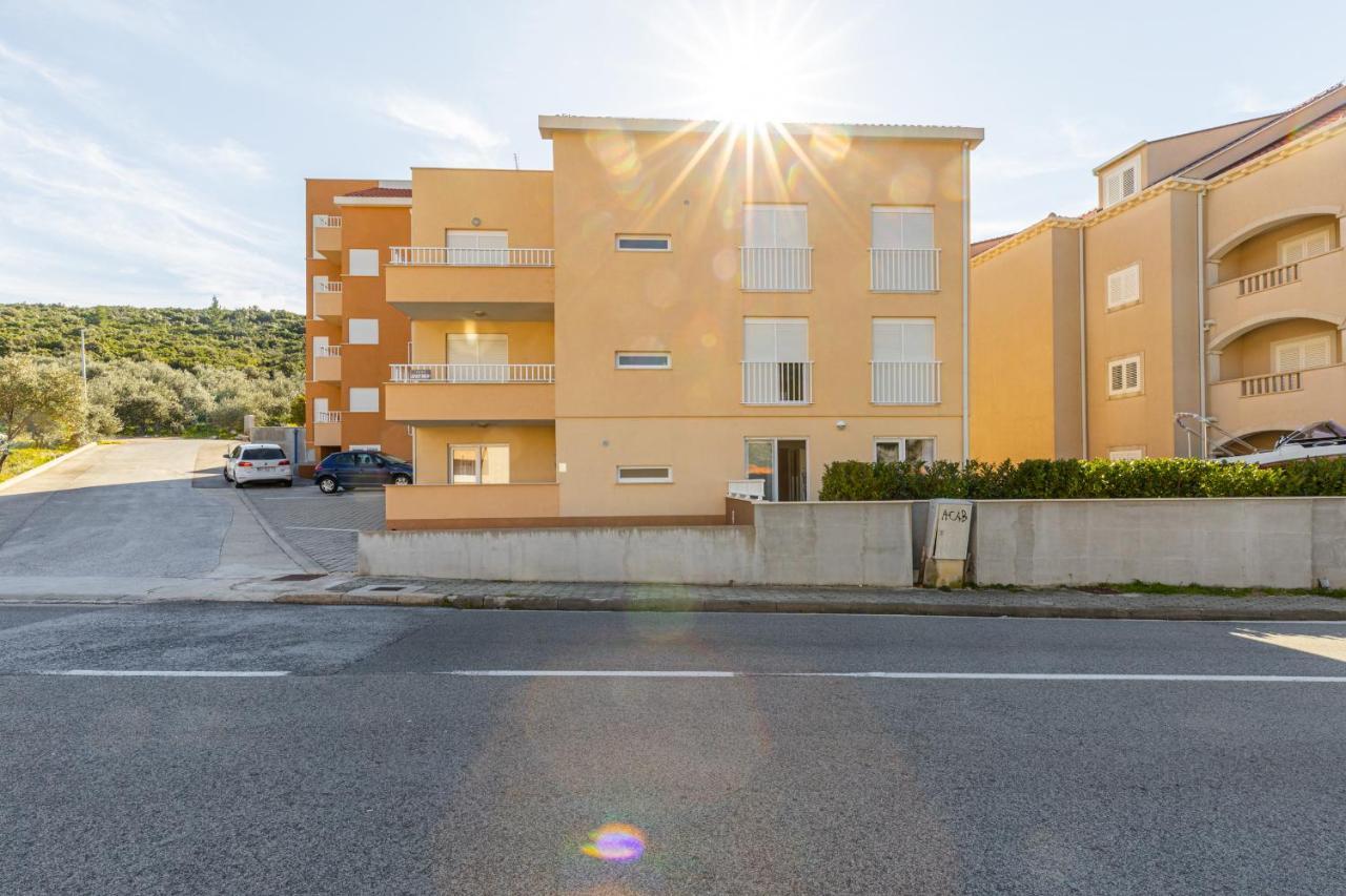 Spacious 2-Bedroom Apartment With Terrace And Parking ツァヴタット エクステリア 写真