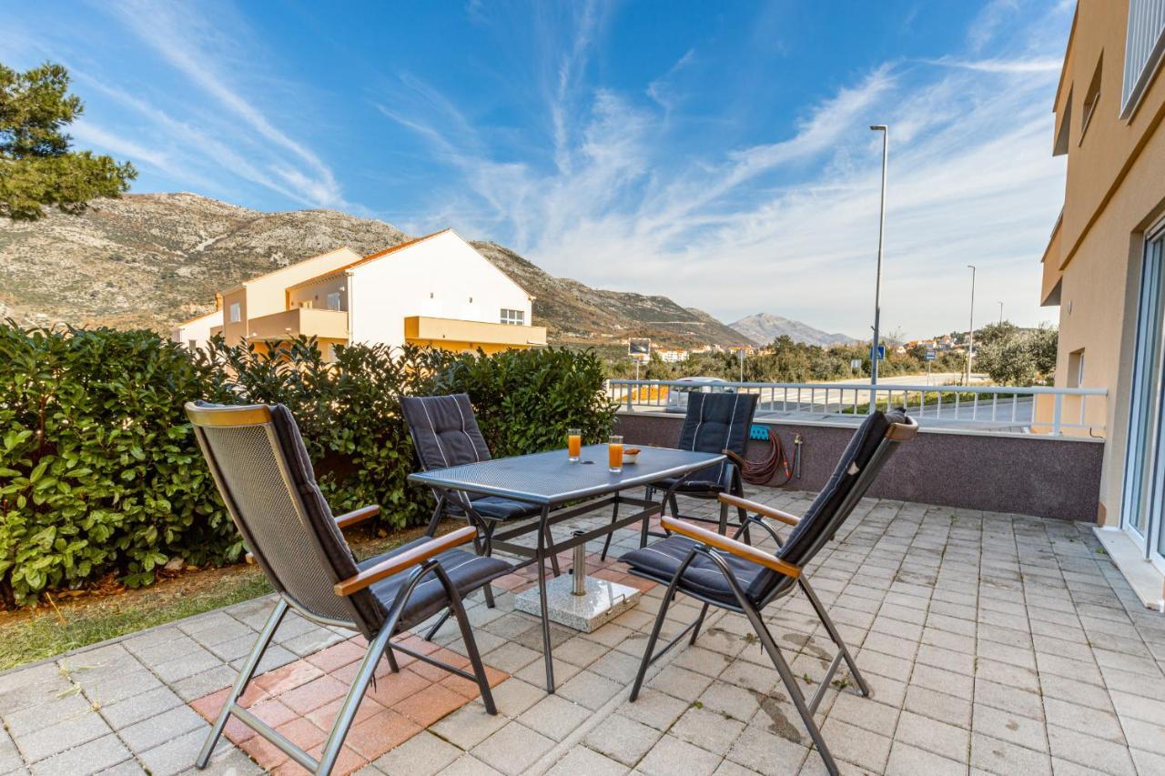 Spacious 2-Bedroom Apartment With Terrace And Parking ツァヴタット エクステリア 写真