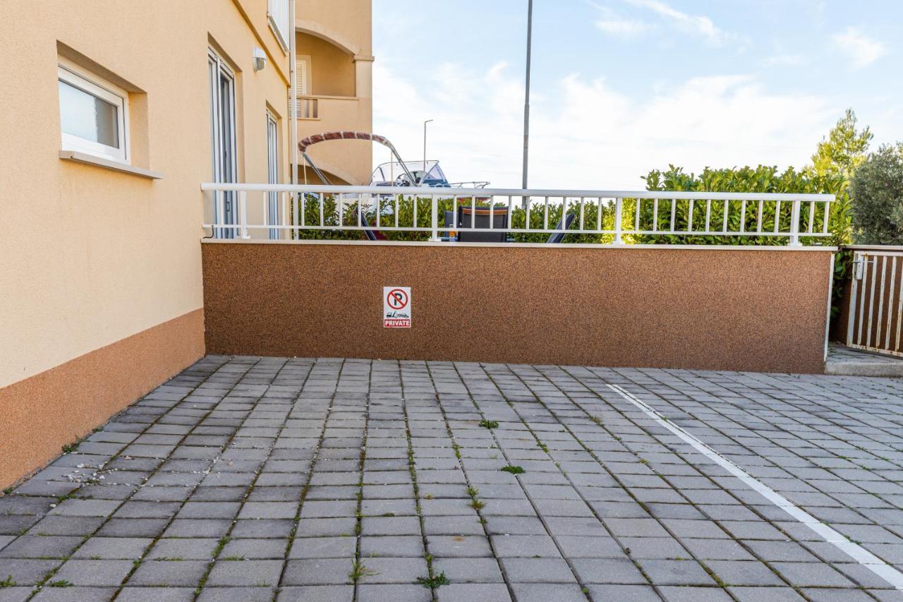 Spacious 2-Bedroom Apartment With Terrace And Parking ツァヴタット エクステリア 写真