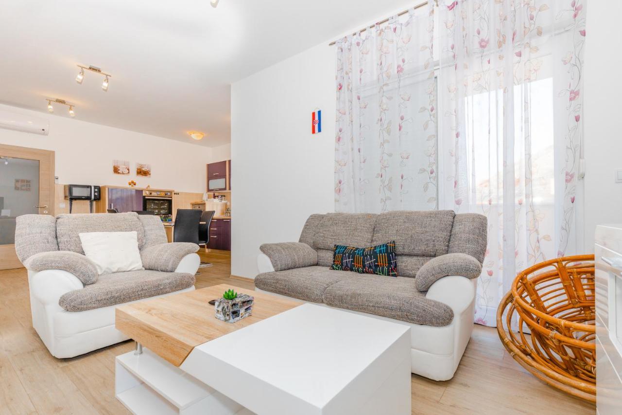 Spacious 2-Bedroom Apartment With Terrace And Parking ツァヴタット エクステリア 写真