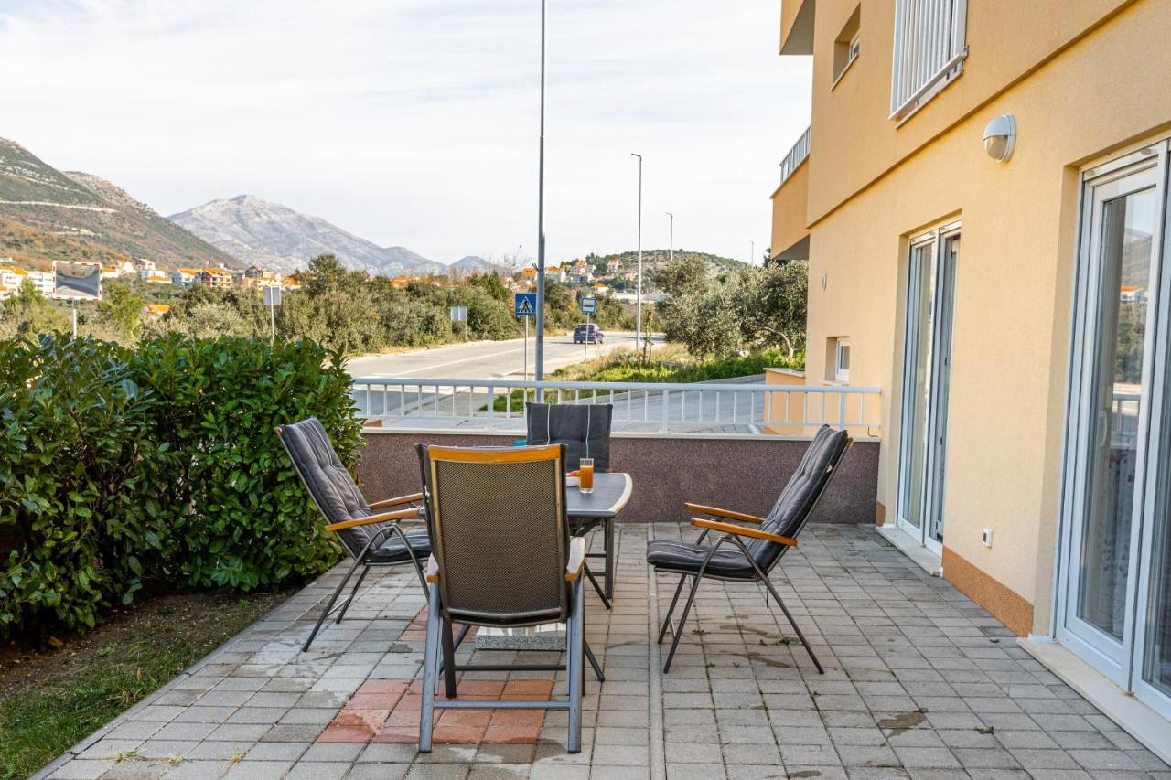Spacious 2-Bedroom Apartment With Terrace And Parking ツァヴタット エクステリア 写真