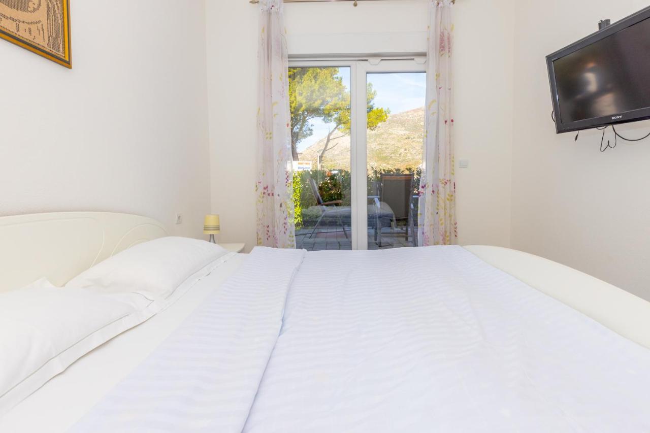 Spacious 2-Bedroom Apartment With Terrace And Parking ツァヴタット エクステリア 写真