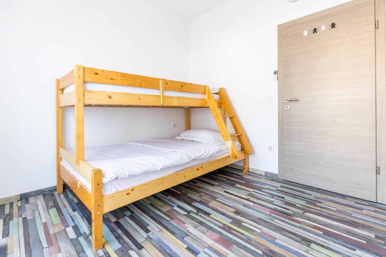 Spacious 2-Bedroom Apartment With Terrace And Parking ツァヴタット エクステリア 写真