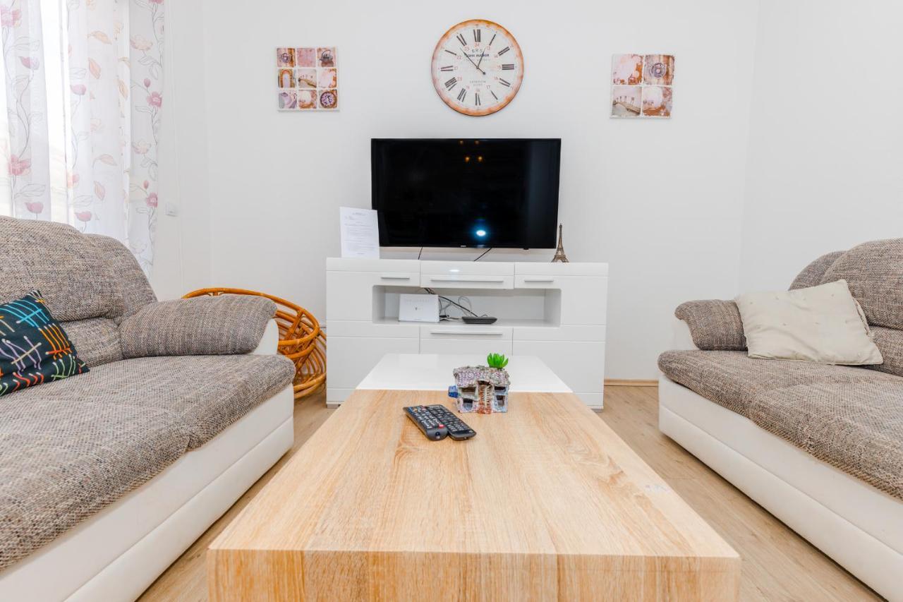 Spacious 2-Bedroom Apartment With Terrace And Parking ツァヴタット エクステリア 写真