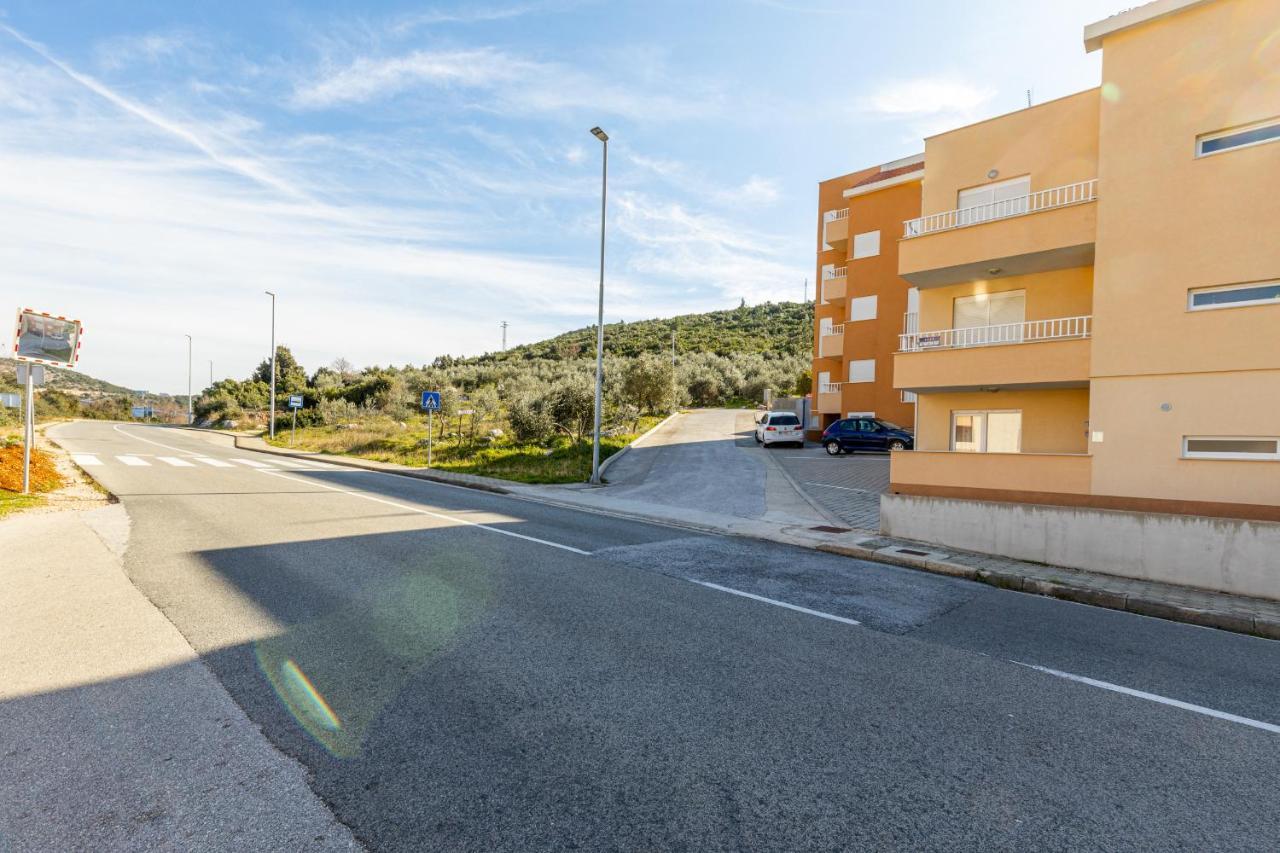 Spacious 2-Bedroom Apartment With Terrace And Parking ツァヴタット エクステリア 写真