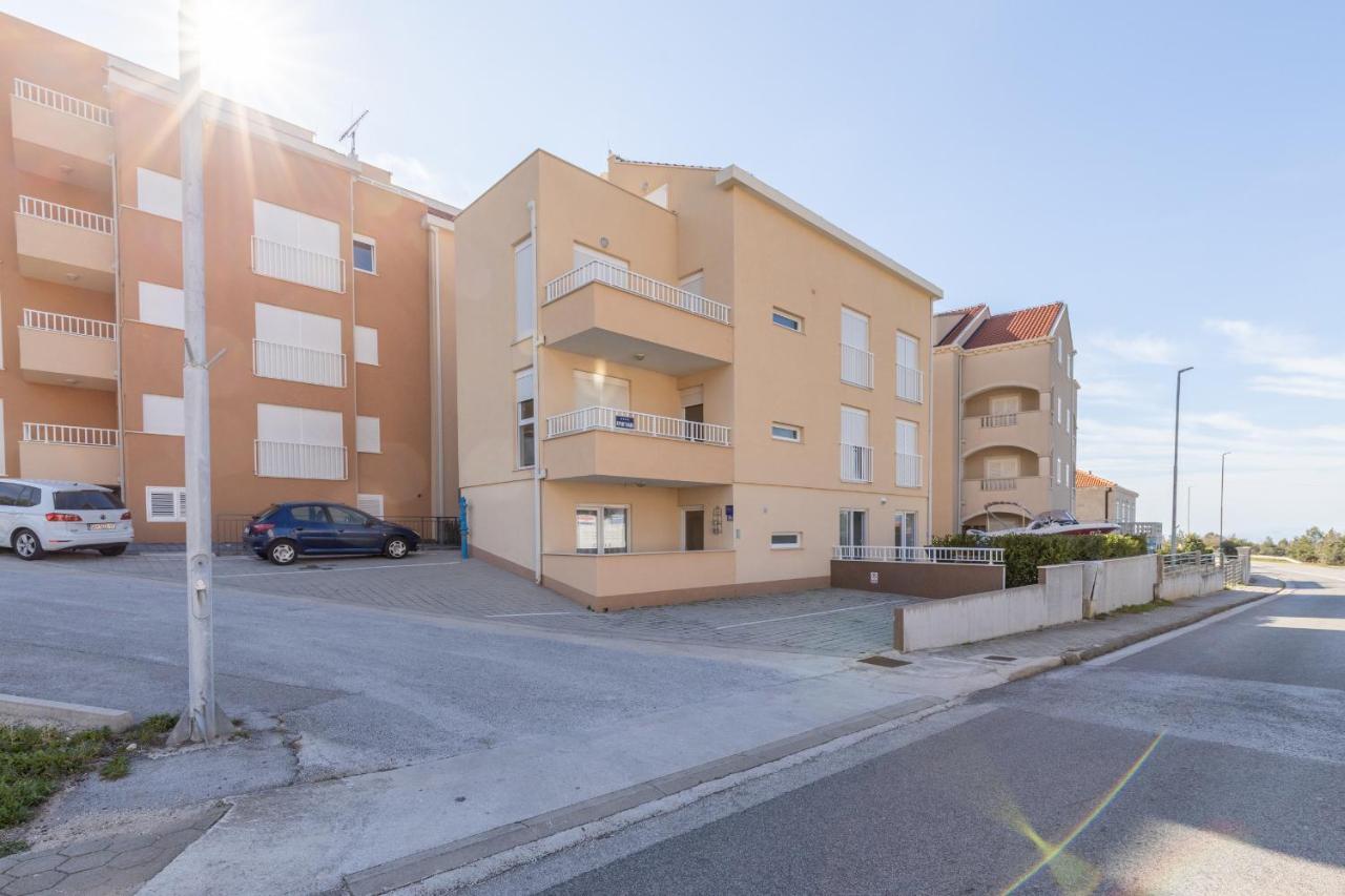 Spacious 2-Bedroom Apartment With Terrace And Parking ツァヴタット エクステリア 写真