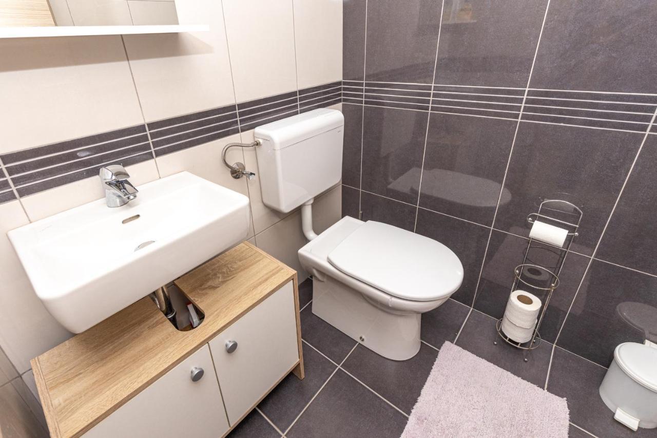 Spacious 2-Bedroom Apartment With Terrace And Parking ツァヴタット エクステリア 写真