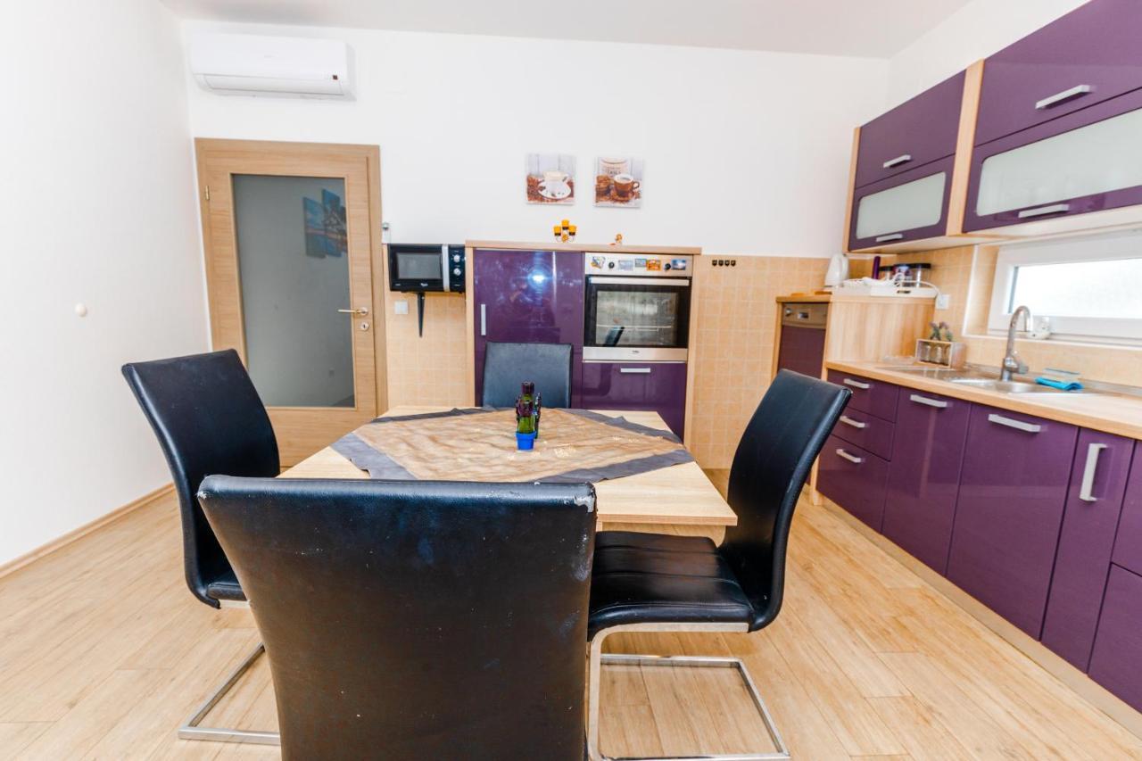 Spacious 2-Bedroom Apartment With Terrace And Parking ツァヴタット エクステリア 写真